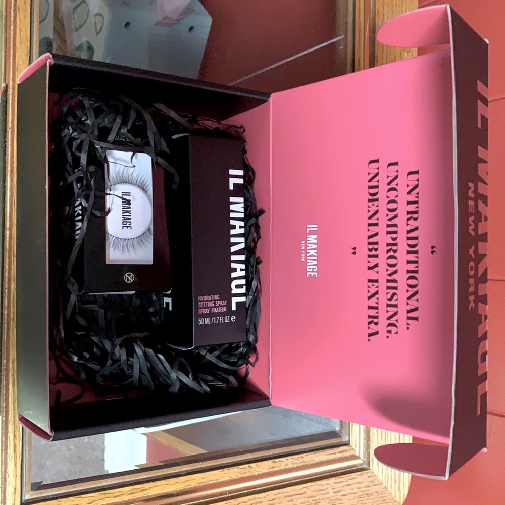 IL MAKIAGE(2)  products in a gift box.